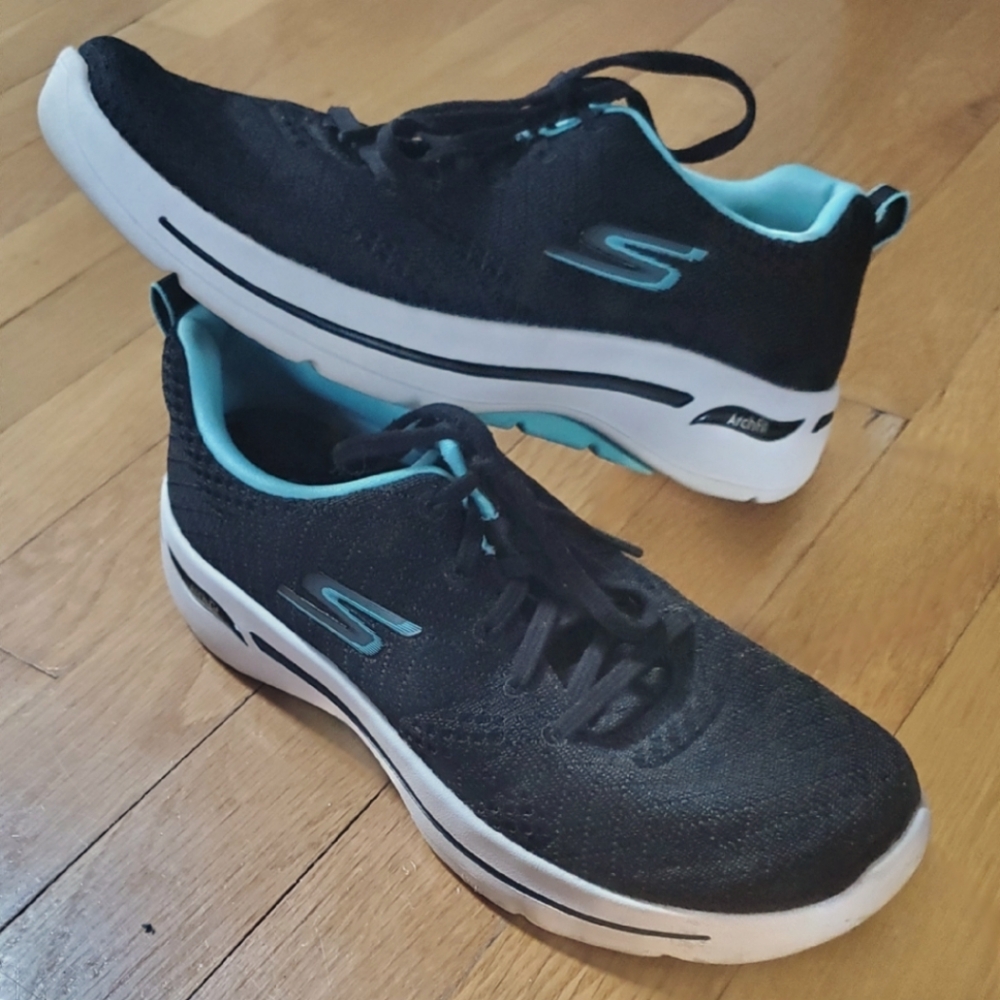 Skechers Women's Black and Blue Sneakers